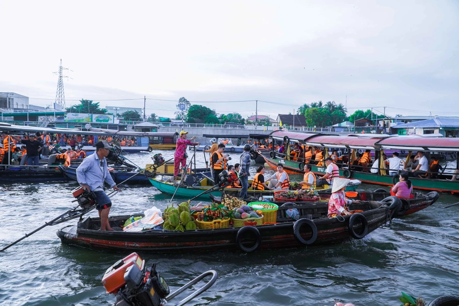 Chợ nổi Cái Răng hút khách trong kỳ nghỉ lễ.