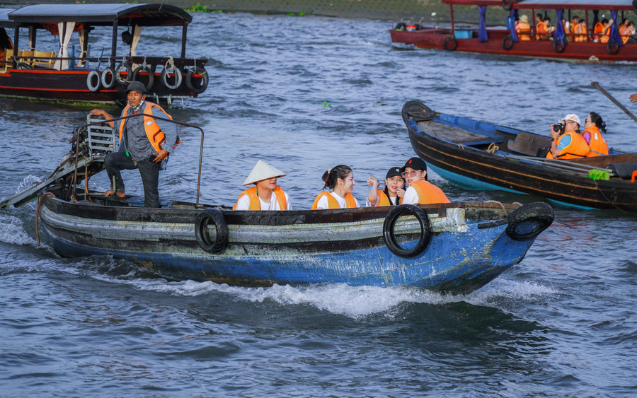 Du khách khám phá du lịch sông nước tại Cần Thơ. Du khách khám phá du lịch sông nước tại Cần Thơ.