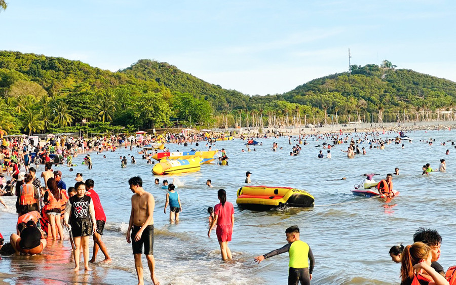 Biển Mũi Nai (TP Hà Tiên) thu hút khá đông khách trong những ngày đầu nghỉ kỳ lễ. Ảnh: CTV. Biển Mũi Nai (TP Hà Tiên) thu hút khá đông khách trong những ngày đầu nghỉ kỳ lễ. Ảnh: CTV.