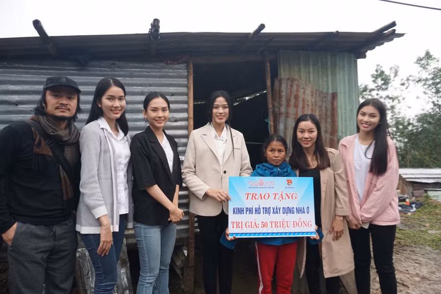 Dàn người đẹp để mặt mộc trong chuyến đi từ thiện.