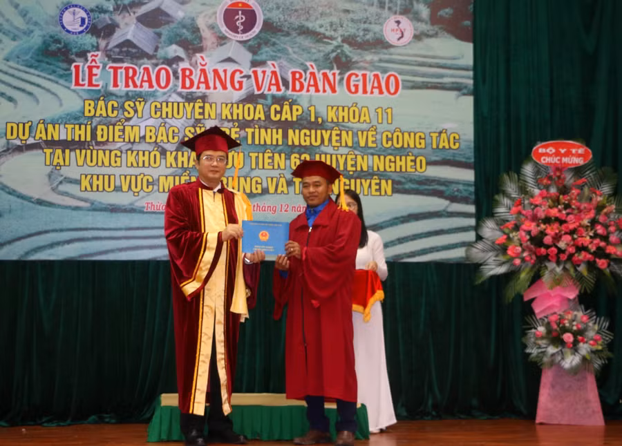 GS.TS. Nguyễn Vũ Quốc Huy, Hiệu trưởng nhà trường trao bằng cho các bác sĩ.