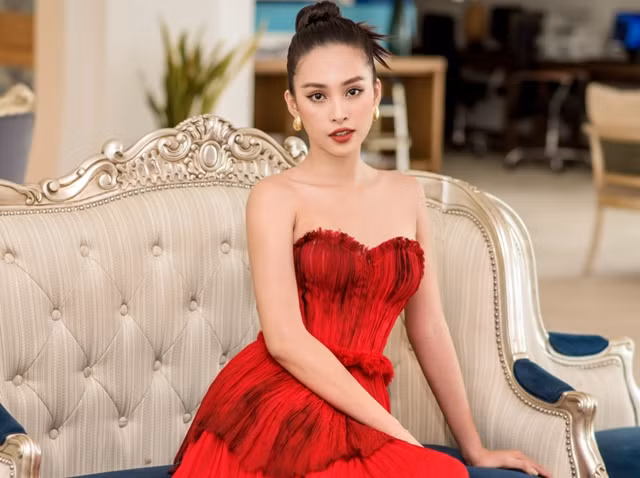 Hoa hậu Tiểu Vy xinh đẹp trong bộ váy đỏ đón Giáng sinh.