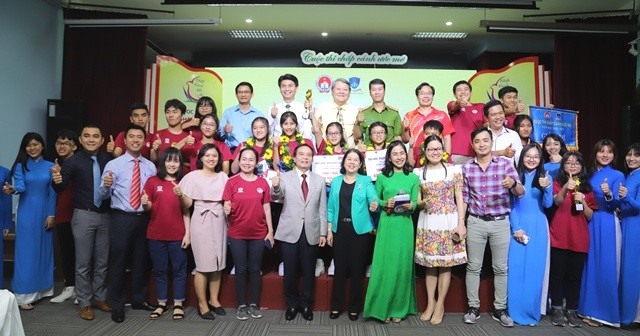 Những đội thi tại vòng chung kết xếp hạng chụp hình cùng lãnh đạo Sở GD&ĐT TPHCM và đại diện đơn vị đồng hành cùng cuộc thi