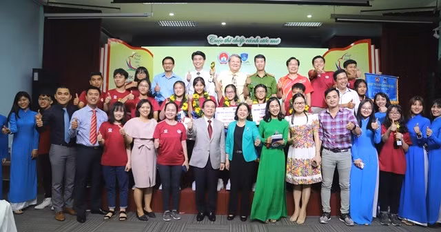 Những đội thi tại vòng chung kết xếp hạng chụp hình cùng lãnh đạo Sở GD&ĐT TPHCM và đại diện đơn vị đồng hành cùng cuộc thi