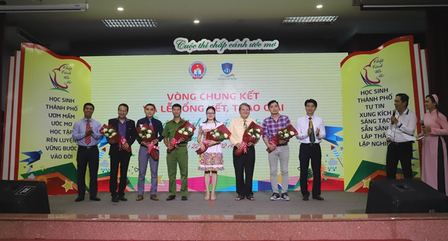 Ban giám khảo cuộc thi nhận hoa cảm ơn từ Ban tổ chức cuộc thi