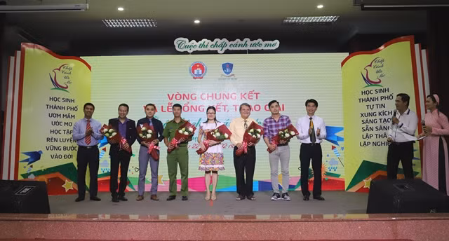 Ban giám khảo cuộc thi nhận hoa cảm ơn từ Ban tổ chức cuộc thi