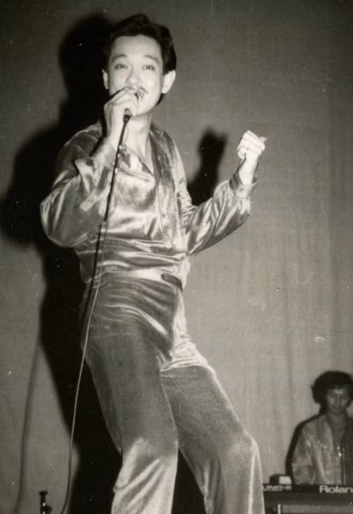 [CaptionLúc này, nhờ sự giúp đỡ của nhạc sĩ Phạm Duy và Dương Thiệu Tước, Chánh Tín đã hát tại các phòng trà ca nhạc nổi tiếng Sài Gòn lúc bấy giờ.