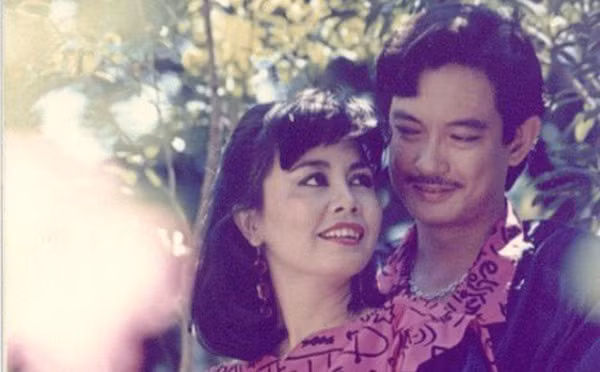 [CaptionÔng gặp được một nửa của cuộc đời mình - ca sĩ Bích Trâm - khi cả hai cùng tham gia ban văn nghệ của Đại học Luật.