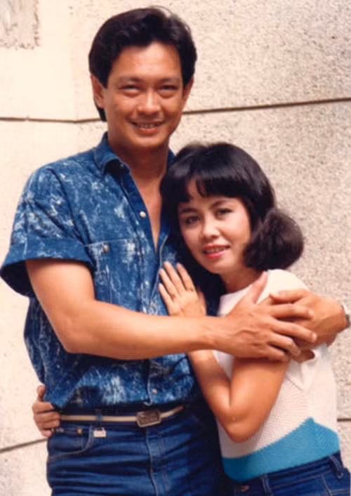 [CaptionNăm 1973, họ kết hôn và trở thành cặp song ca đình đám tại các tụ điểm ca nhạc nổi tiếng ở Sài Gòn.