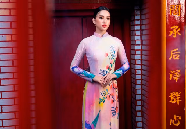 Diện áo dài đón Xuân, Hoa hậu Tiểu Vy khoe nhan sắc mặn mà