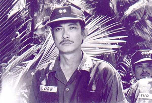 [CaptionTrong sự nghiệp của mình, Chánh Tín không chỉ được biết đến với vai trò ca sĩ mà còn là một diễn viên tài năng. Sau khi tham gia bộ phim Ván bài lật ngửa, tên tuổi ông càng vang xa với vai diễn đại tá Nguyễn Thành Luân. Kể từ đó, Chánh Tín hoạt động song song cả hai lĩnh vực.