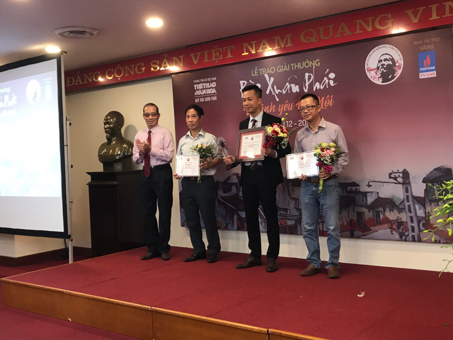 Tác giả Nguyễn Trương Quý (thứ 2 từ phải qua) nhận Giải thưởng Tác phẩm - Vì tình yêu Hà Nội. Ảnh: Bình Thanh. Tác giả Nguyễn Trương Quý (thứ 2 từ phải qua) nhận Giải thưởng Tác phẩm - Vì tình yêu Hà Nội. Ảnh: Bình Thanh.