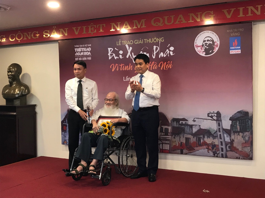 PGS.TS.NGƯT Nguyễn Thừa Hỷ nhận Giải thưởng Lớn - Vì tình yêu Hà Nội. Ảnh: Bình Thanh. PGS.TS.NGƯT Nguyễn Thừa Hỷ nhận Giải thưởng Lớn - Vì tình yêu Hà Nội. Ảnh: Bình Thanh.