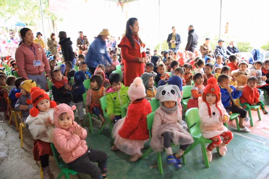 Cô và trò Trường Mầm non Du Tiến chờ nhận quà từ chương trình “Áo ấm vùng cao”.