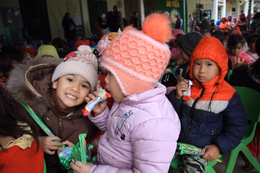 Niềm vui, sự hồn nhiên của các cháu HS mầm non khi được nhận quà.