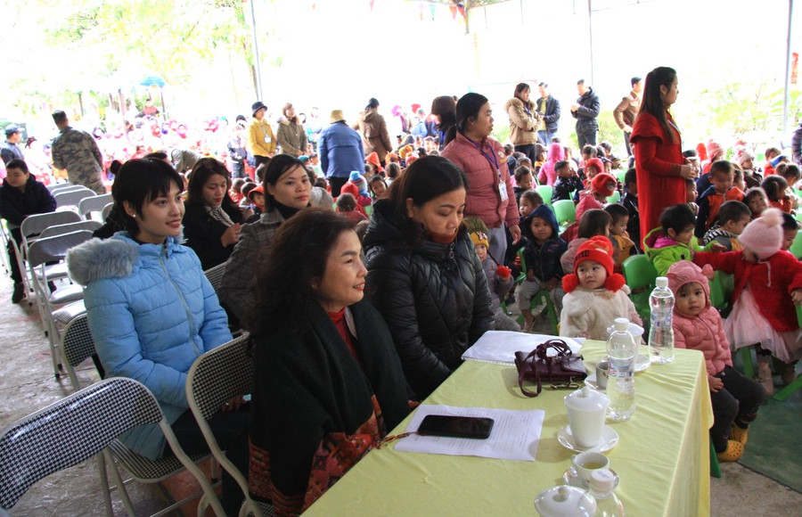 Bà Đặng Thị Kim Hoa - Phó Trưởng Phòng GD-ĐT huyện Yên Minh (Ngồi hàng đầu bên phải) cùng các thầy cô giáo, phụ huynh HS, HS và các thành viên đoàn thiện nguyện trong buổi trao quà tặng. Bà Đặng Thị Kim Hoa - Phó Trưởng Phòng GD-ĐT huyện Yên Minh (Ngồi hàng đầu bên phải) cùng các thầy cô giáo, phụ huynh HS, HS và các thành viên đoàn thiện nguyện trong buổi trao quà tặng.