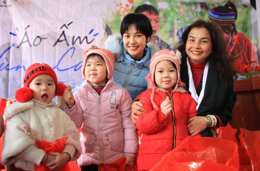 Nhà báo Phạm Thị Bằng Giang - Chánh văn phòng Hội Thông tin Khoa học và Công nghệ Việt Nam (ngoài cùng bên phải) và Hoa hậu trao quà và chụp ảnh lưu niệm cùng các cháu học sinh mầm non. Nhà báo Phạm Thị Bằng Giang - Chánh văn phòng Hội Thông tin Khoa học và Công nghệ Việt Nam (ngoài cùng bên phải) và Hoa hậu trao quà và chụp ảnh lưu niệm cùng các cháu học sinh mầm non.