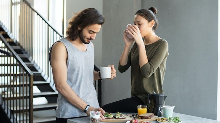 Là một quý cô, ai lại không muốn được nuông chiều bằng một bữa ăn ngon tự nấu bởi người đàn ông mình yêu? (Ảnh: ITN). Là một quý cô, ai lại không muốn được nuông chiều bằng một bữa ăn ngon tự nấu bởi người đàn ông mình yêu? (Ảnh: ITN).