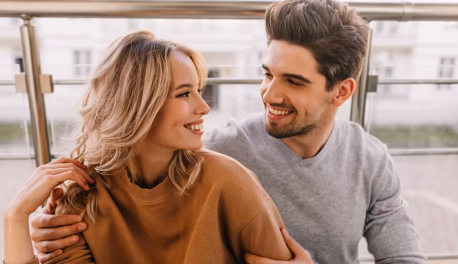 Hãy tìm loại nước hoa có hương thơm tinh tế và dễ chịu để cô ấy cảm thấy bị bạn cô cùng quyến rũ. (Ảnh: ITN).