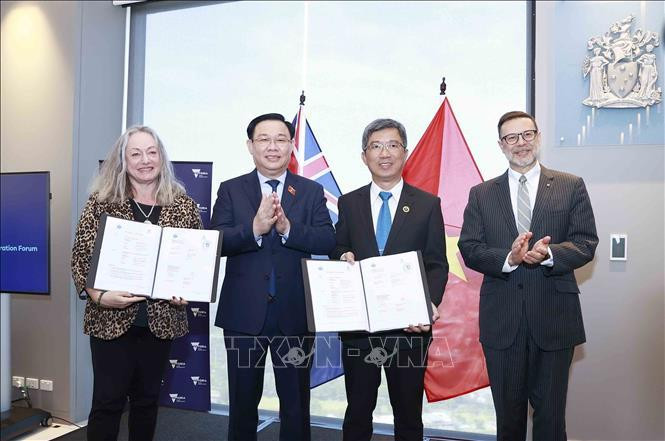 Chủ tịch Quốc hội Vương Đình Huệ chứng kiến Lễ trao đổi Biên bản ghi nhớ giữa các trường đại học của Australia và Việt Nam. Ảnh: Doãn Tấn/TTXVN