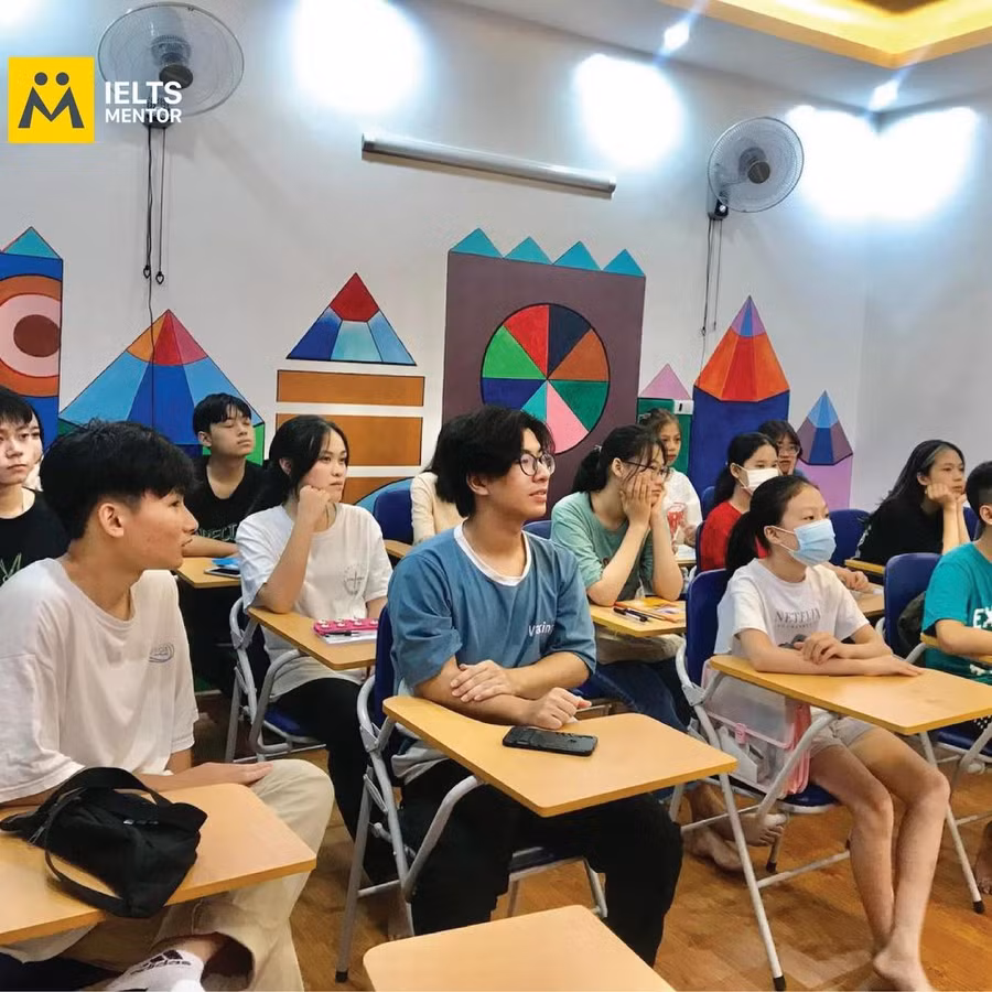 Các bạn học viên chăm chú lắng nghe bài giảng