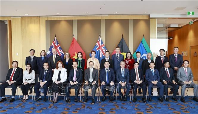 Chủ tịch Quốc hội Vương Đình Huệ chụp ảnh lưu niệm với đại biểu. Ảnh: Doãn Tấn/TTXVN