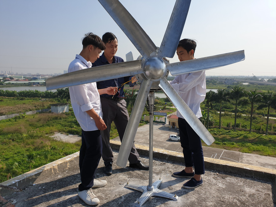 Thầy trò Trường Hàng Hải I đam mê với sản phẩm KHKT Thầy trò Trường Hàng Hải I đam mê với sản phẩm KHKT