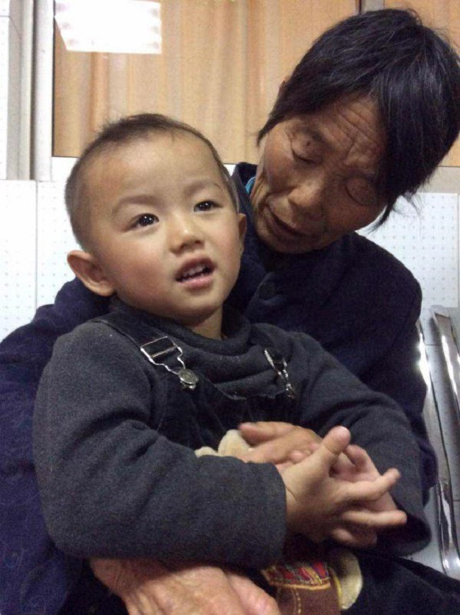 Cháu trai 3 tuổi bị mù và mất khả năng đi lại, bà ngoại òa khóc khi biết nguyên nhân là do chính mình - Ảnh 1. Cháu trai 3 tuổi bị mù và mất khả năng đi lại, bà ngoại òa khóc khi biết nguyên nhân là do chính mình - Ảnh 1.