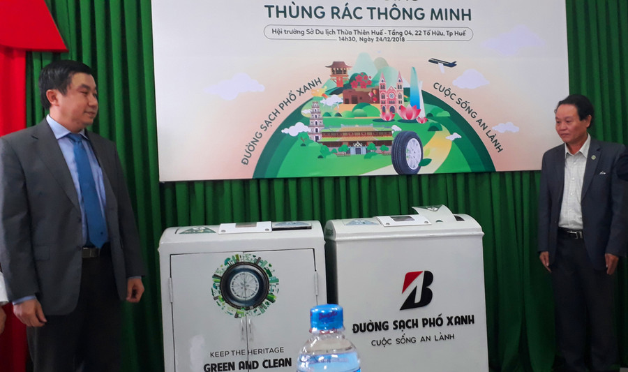 Tiếp nhận 20 thùng rác thông minh thân thiện với môi trường