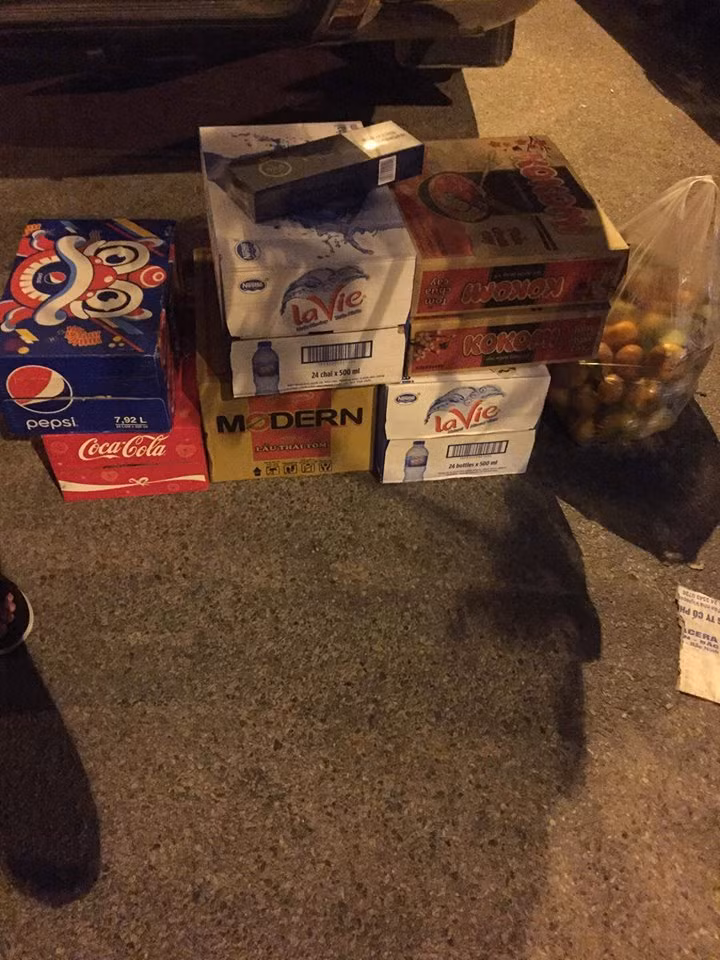 Thực phẩm được tài xế tiếp tế cho nhau liên tục cả ngày lẫn đêm đến khu vực trạm BOT Bắc Thăng Long – Nội Bài để phản đối việc thu phí “hộ”.