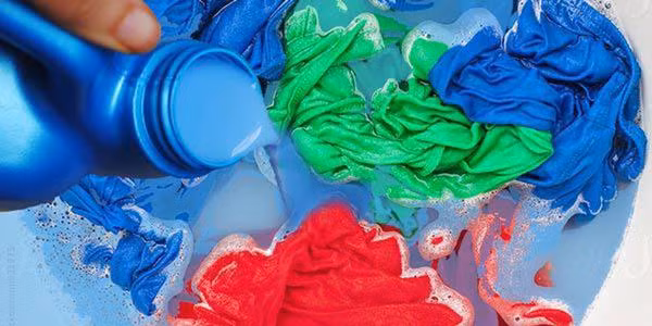 4 thói quen dùng nước xả vải như bơm” hóa chất vào người, nhà nào cũng mắc-1