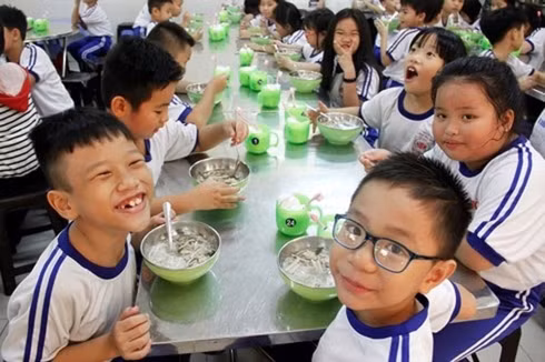 Siết chặt kiểm tra bếp ăn trường học ở Hà Nội