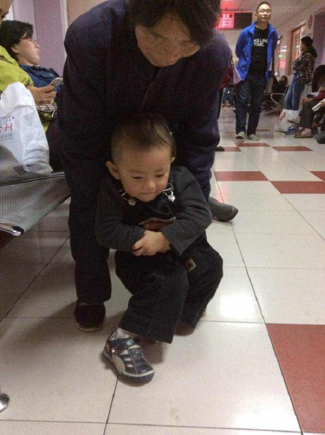 Cháu trai 3 tuổi bị mù và mất khả năng đi lại, bà ngoại òa khóc khi biết nguyên nhân là do chính mình - Ảnh 2. Cháu trai 3 tuổi bị mù và mất khả năng đi lại, bà ngoại òa khóc khi biết nguyên nhân là do chính mình - Ảnh 2.
