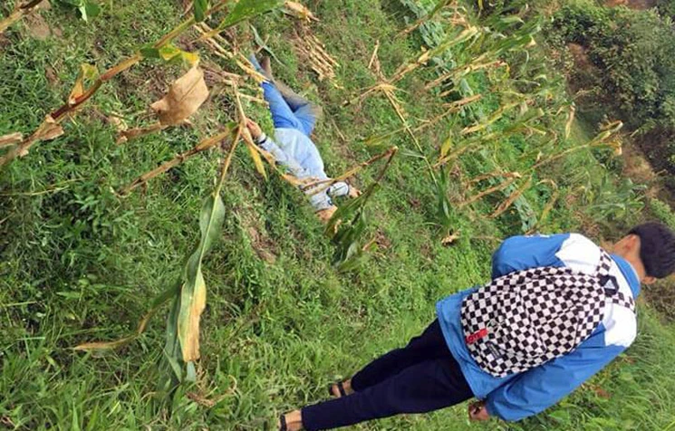 Hà Nội: Hàng chục người dân vây đánh hai thanh niên trộm chó