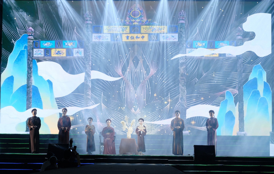 Tham gia màn trình diễn thời trang là các siêu mẫu có tên tuổi và các Hoa hậu, Á hậu, người đẹp, hoa khôi.