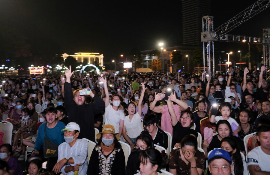 Người dân Thái Nguyên thưởng thức các tiết mục biểu diễn.