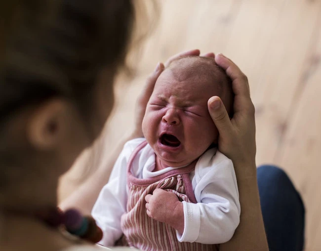 Bé sẽ dùng tiếng khóc như là cách thông báo với mẹ rằng: "Con đói bụng".