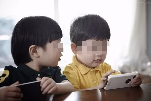 Trẻ nhỏ nghiện smartphone sẽ phải đối mặt với nguy cơ mắc ung thư não cao gấp 5 lần và hàng loạt căn bệnh nguy hiểm khác-4