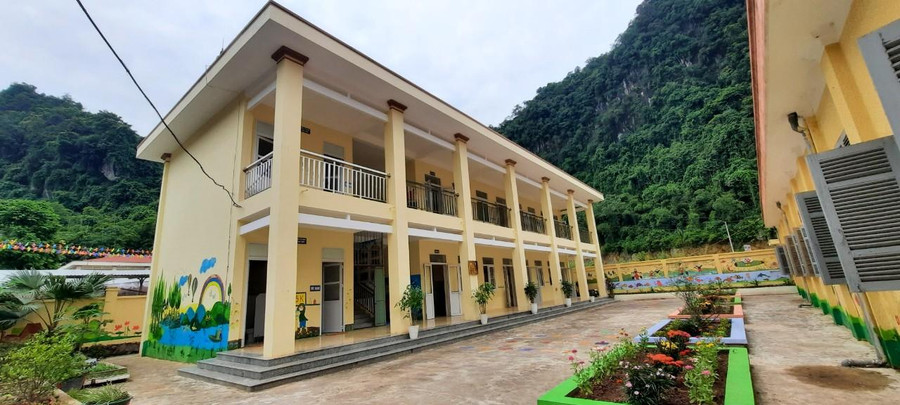 Trường Phổ thông dân tộc bán trú Tiểu học-THCS Thung Nai vừa được Ủy ban MTTQ tỉnh Hòa Bình và Công ty Xăng dầu Hà Sơn Bình (Chi nhánh Xăng dầu Hòa Bình) tài trợ công trình lớp học và nhà ở bán trú khang trang, hiện đại.