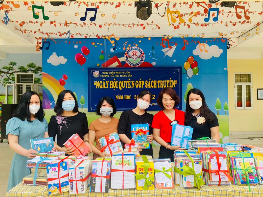 Cô Giang Thanh Thủy (thứ 2 từ phải sang) - Hiệu trưởng Trường Tiểu học Trung Văn, quận Nam Từ Liêm, Hà Nội.