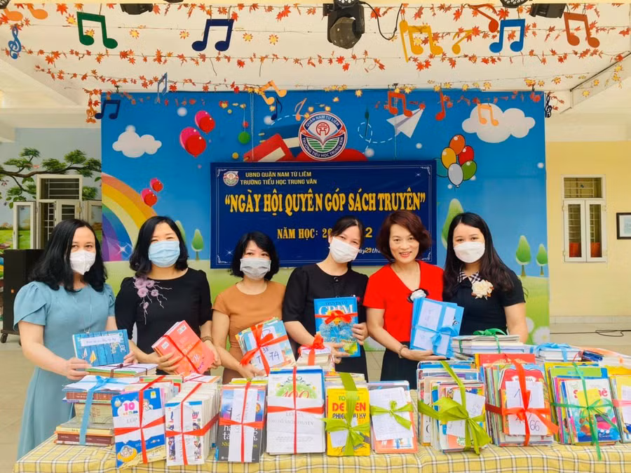 Cô Giang Thanh Thủy (thứ 2 từ phải sang) - Hiệu trưởng Trường Tiểu học Trung Văn, quận Nam Từ Liêm, Hà Nội.