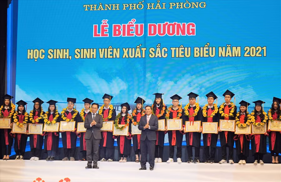 Ngày 11/1, TP Hải Phòng đã biểu dương, khen thưởng cho 157 HSSV xuất sắc tiêu biểu năm 2021. Ảnh: TG.
