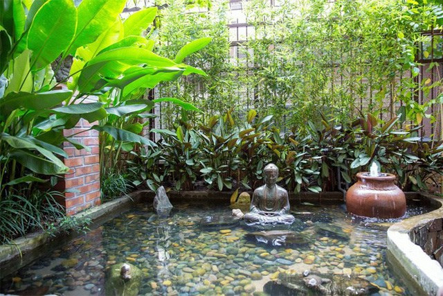 Biệt thự đậm chất thiền của Quang Dũng giữa Sài Gòn hoa lệ, phòng tắm mới choáng váng ảnh 13 Sân vườn nhỏ với hồ nước trước nhà mà anh rất yêu thích được tô điểm thêm tượng và cây cảnh.
