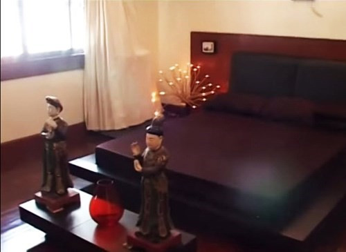 Biệt thự đậm chất thiền của Quang Dũng giữa Sài Gòn hoa lệ, phòng tắm mới choáng váng ảnh 7 Một góc phòng ngủ khác mang đậm chất thiền với tông màu chính là màu nâu đậm, mang đến sự tĩnh lặng, bình an.