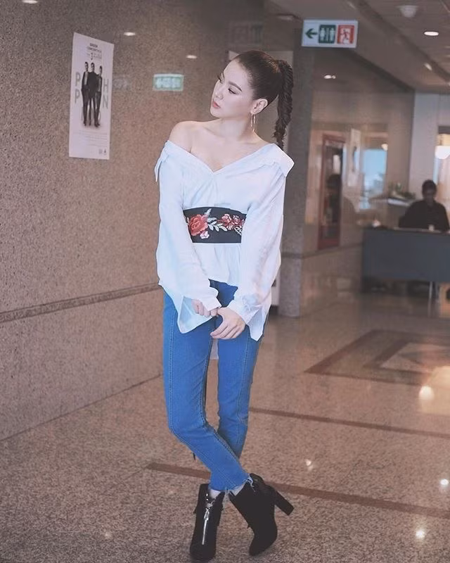 Học nữ chính hot nhất nhì Thái Lan hiện nay lên đồ siêu trẻ, đẹp cho cô nàng ngấp nghé tuổi 30