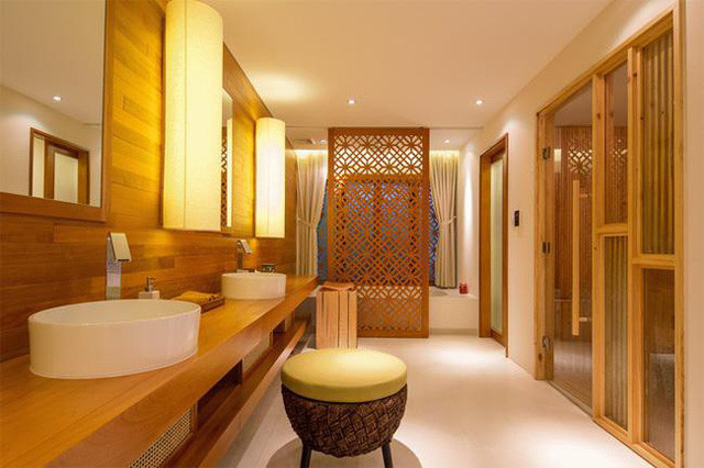 Biệt thự đậm chất thiền của Quang Dũng giữa Sài Gòn hoa lệ, phòng tắm mới choáng váng ảnh 11 Phòng tắm rộng thênh thang mang phong cách thiền định với vách trang trí gỗ kết hợp với chất liệu vải của màn và đèn vàng.