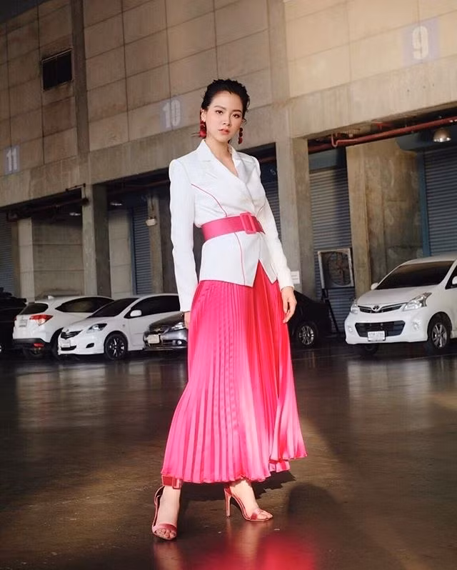 Bí kíp lên đồ siêu trẻ, đẹp cho cô nàng ngấp nghé tuổi 30 của nữ chính hot nhất nhì Thái Lan hiện nay