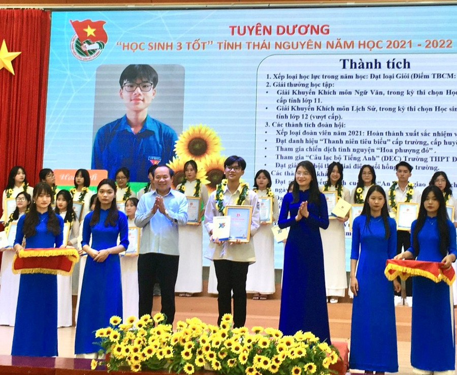 Chu Trung Hiếu được tuyên dương là "Học sinh 3 tốt" tỉnh Thái Nguyên năm học 2021 - 2022. Chu Trung Hiếu được tuyên dương là "Học sinh 3 tốt" tỉnh Thái Nguyên năm học 2021 - 2022.