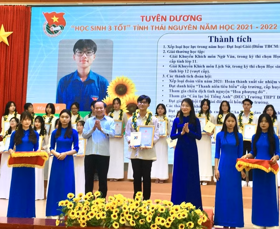 Chu Trung Hiếu được tuyên dương là "Học sinh 3 tốt" tỉnh Thái Nguyên năm học 2021 - 2022.