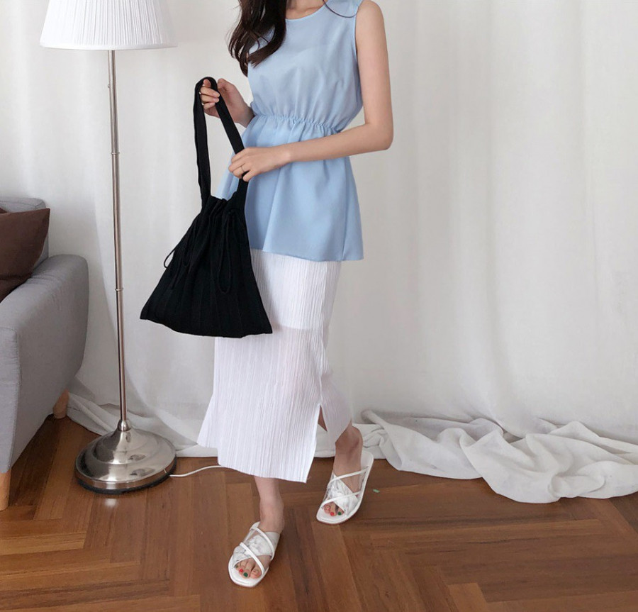 Gợi ý cách diện áo sát nách đẹp chuẩn mà không vô duyên chốn công sở ảnh 7 Empty